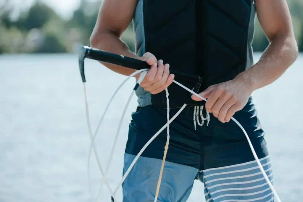 Equipamentos de wakeboard completos: prancha, botas, colete e corda de reboque